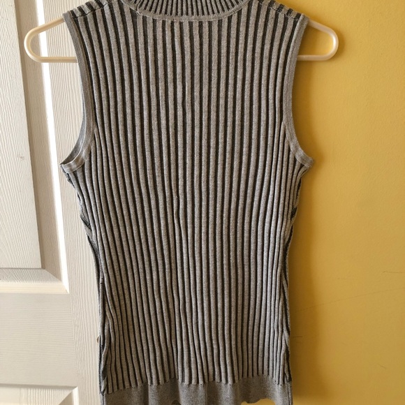Sleeveless fitted blouse medium - Picture 2 of 3